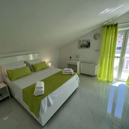 Tomi Apartment