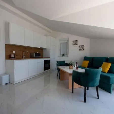 Tomi Apartment