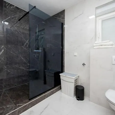 Tomi Apartment
